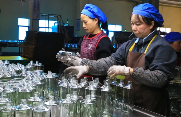 玻璃瓶采购怎么选厂家？行业优选徐州稳健玻璃的几大核心理由